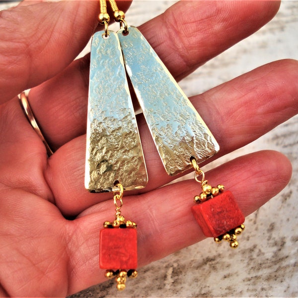 Boucles d'oreilles en bronze martelé avec coraux pendantes Boucles d'oreilles artisanales en métal moderne Or contemporain et rouge Boucles d'oreilles de mariée triangulaires uniques