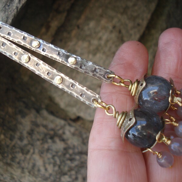 Hammered Silver Long Stick Remachados Pendientes Rutilated Quartz Stones Metalwork Plata De Ley Pendientes De Metal Mixto Metal SingularEs Riveted Pendientes
