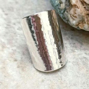 Anillo de plata esterlina martillada, anillo de escudo ancho, anillo de banda moderna ajustable, anillo de plata esterlina 925, anillo de armadura de metal minimalista