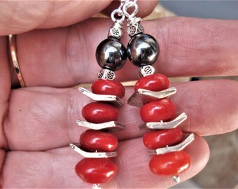 Aretes de plata de ley con corales rojos y hematita. Aretes únicos hechos a mano en rojo y negro. Aretes de plata de ley con corales rojos y hematita.