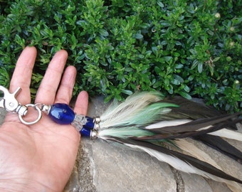 Accesorio para llavero de bolso largo con enormes cuentas de cristal de Murano fusionado en azul cobalto y plumas de pavo real. Único y auténtico llavero de bolso estilo bohemio.