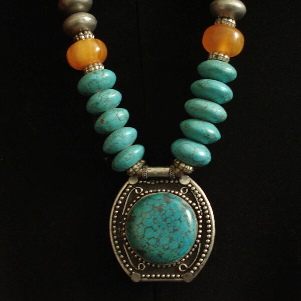 Colgante Repousse Nepal auténtico collar de turquesa collar étnico coleccionables tibetano tibetano plata repujado y Yac hueso abalorios plata