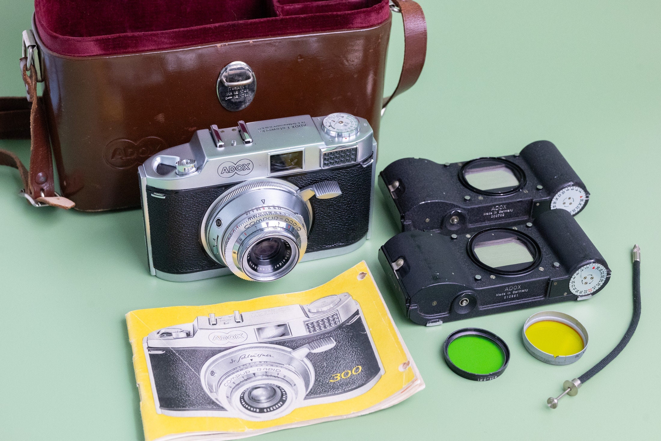 ADOX コンパクトカメラ　ドイツ製 Adox 300 35mmフィルムカメラセット、マガジン2本、フィルター、ケース
