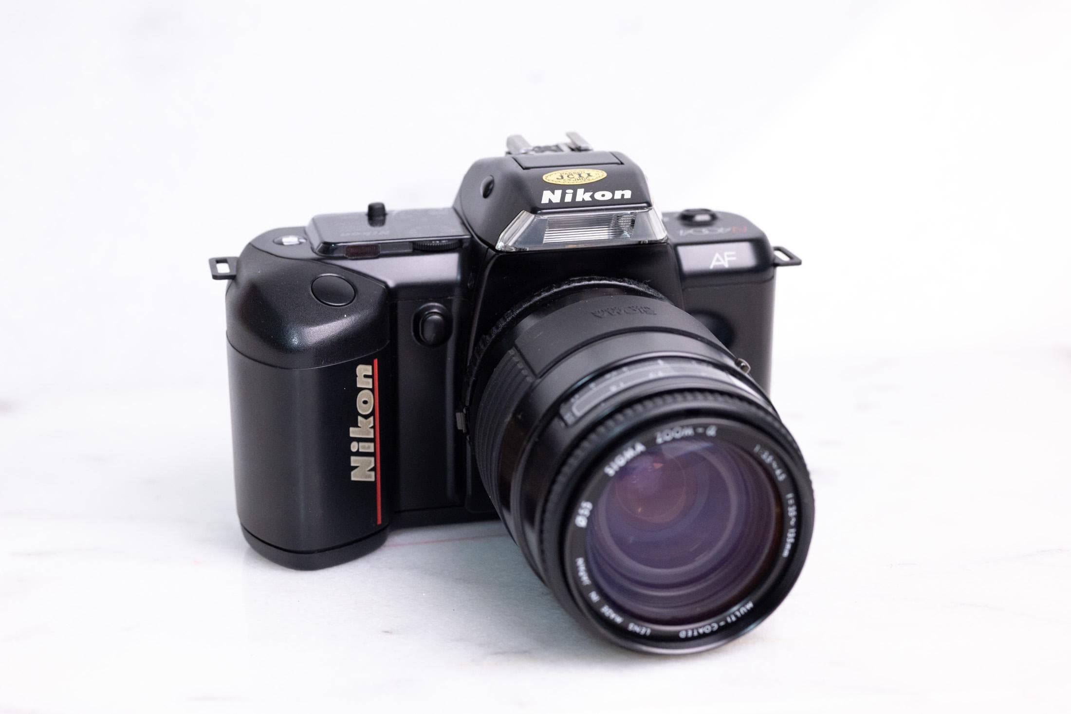 Lot Appareil Photo Nikon F601 + Zoom Nikkor 35-70mm – Argentique 35mm – Avec Accessoires