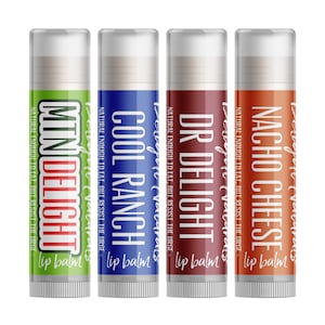 Puede incluir: Cuatro tubos de bálsamo labial con tapas blancas y etiquetas coloridas. Las etiquetas dicen "MTN DELIGHT", "COOL RANCH", "DR DELIGHT" y "NACHO CHEESE". Cada tubo tiene el texto "NATURAL ENOUGH TO EAT, BUT RESIST THE URGE".