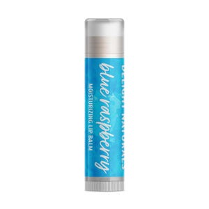 Könnte beinhalten: Ein Lippenbalsam-Tiegel mit blau-weißem Etikett. Auf dem Etikett steht "blue raspberry" in Schreibschrift. Das Produkt ist mit "Moisturizing Lip Balm" und "Delight Naturals" gekennzeichnet. Der Tiegel hat eine transparente Kappe.