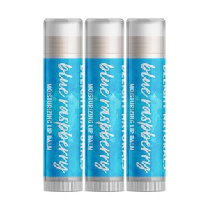 Op de afbeelding: Drie lippenbalsem tubes. Elke tube heeft een witte dop en een blauw etiket met de tekst "blue raspberry" in witte letters. Het etiket vermeldt ook "Moisturizing Lip Balm" en "Delight Naturals".