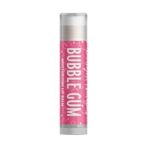 Puede incluir: Un tubo de bálsamo labial hidratante con una etiqueta rosa. La etiqueta presenta las palabras "Bubble Gum" en blanco, con el texto "Moisturizing Lip Balm" debajo. El tubo tiene una tapa transparente y una base plateada.