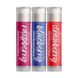 Könnte beinhalten: Drei feuchtigkeitsspendende Lippenbalsam-Tuben mit den Geschmacksrichtungen Himbeere, Blaubeere und Erdbeere. Die Tuben sind rosa, blau und rot, mit weißer Schrift und weißen Kappen. Der Text lautet "Moisturizing Lip Balm".