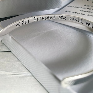 Personalisiert - Handgestempelt - Sterling Silber - Armband - Manschette - Armreif - Zitat - &#39;The She Believed She Handled, Also She Did&#39;