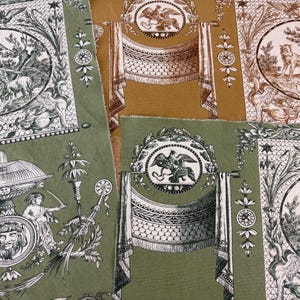 Könnte beinhalten: Eine Sammlung von Stoffmustern mit Toile-de-Jouy-Mustern in Olivgrün, Braun und Weiß. Die Designs zeigen neoklassizistische Motive, kreisförmige Medaillons mit Tieren, drapierte Vorhänge, Urnen und menschliche Figuren in detaillierter Strichzeichnung.