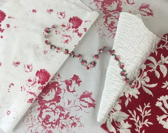 Confezione di rottami nuovi e vintage, tessuto francese floreale, cavolo e rose e pezzo trapuntato bianco per patchwork artigianale, diario, progetti di cucito