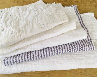Vintage schrootpakket met dunne witte quiltstukken voor projecten, kunst, ambacht, patchwork