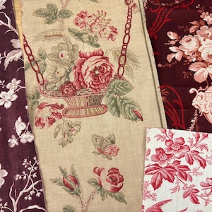 Könnte beinhalten: Vier verschiedene Stoffmuster mit Blumenmotiven. Eines zeigt weiße Blumen auf dunkelburgunderfarbenem Grund, ein anderes eine beige Basis mit Blumenkorb und Schmetterling, ein drittes rosa Blumenurnen auf Burgunder und eines rote Blumen auf weißem Grund.
