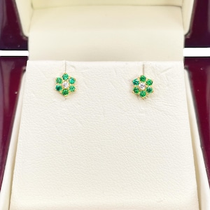 22 kt geelgouden kinderoorbellen groene zirkonia bloemen 5 mm