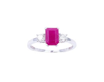 Anillo de oro blanco de 18 quilates con rubí natural de talla esmeralda y diamantes redondos de 1,45 quilates.