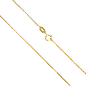Puede incluir: Un collar de cadena de oro con cierre de langosta. La cadena es fina y delicada, de estilo caja.