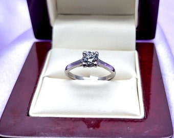 Anillo de compromiso de platino y diamante natural redondo solitario de 4 garras de 0,70 ct con certificación IGI