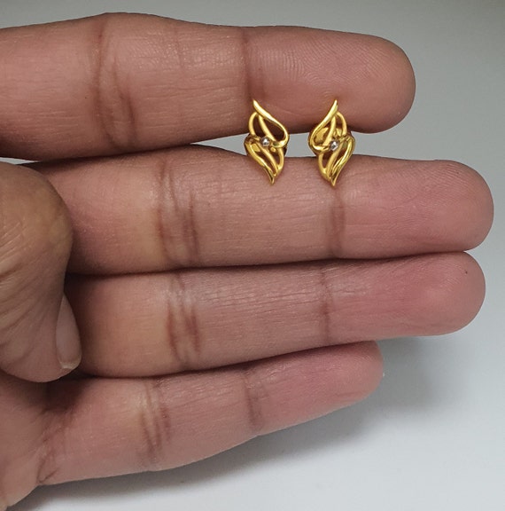 Modern Hanging 2.5g Gold Ladies Earring at Rs 25000/pair in New Delhi | ID:  2850944444162