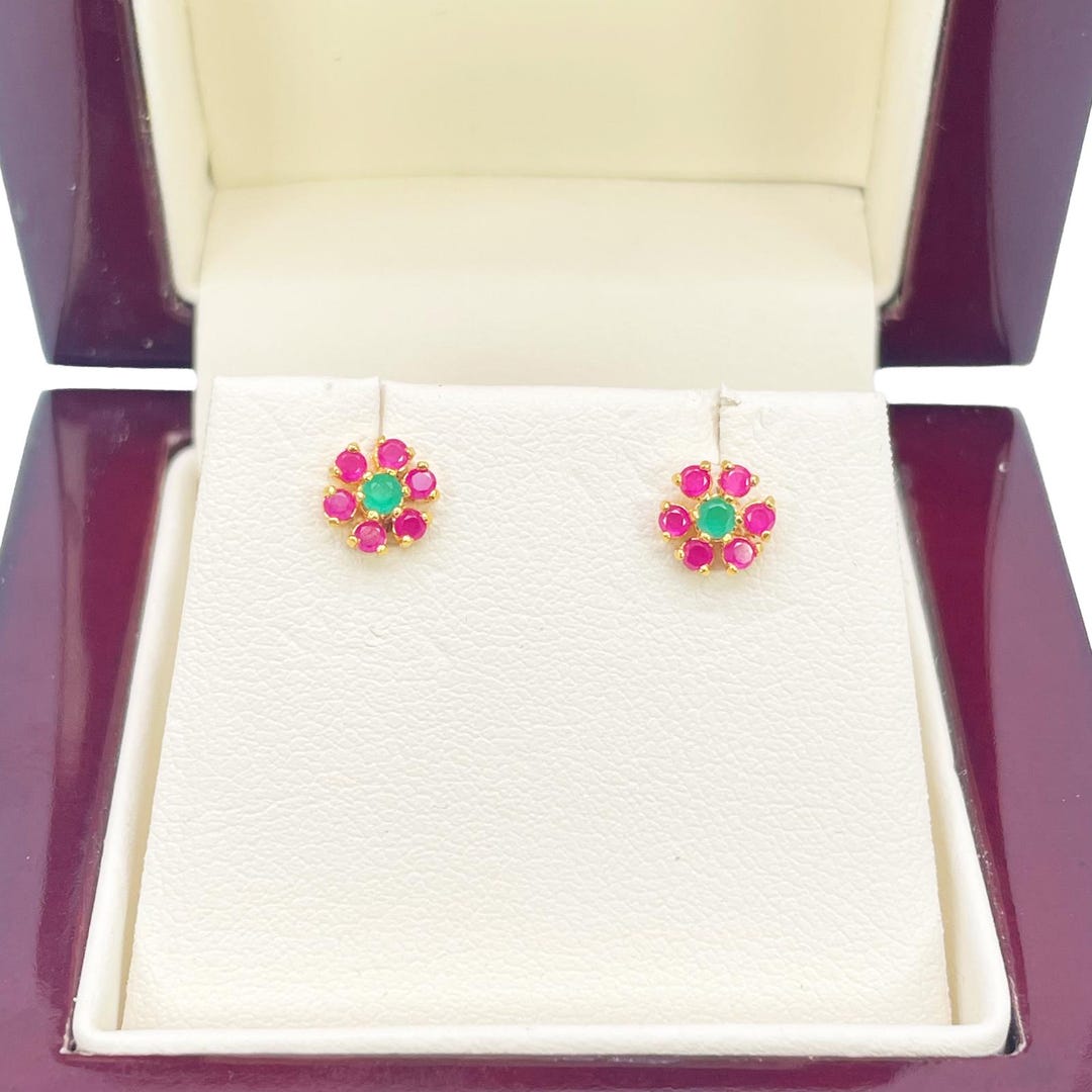 22カラット イエロー ゴールド 子供用 花型 小さな宝石 スタッド