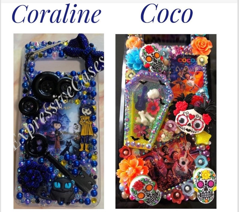 Puede incluir: Dos fundas de tel&eacute;fono decoradas, una con tem&aacute;tica de Coraline y la otra con tem&aacute;tica de Coco. La funda de Coraline presenta un gato negro, una llave y un bot&oacute;n. La funda de Coco presenta una calavera de az&uacute;car, una guitarra y un ata&uacute;d.