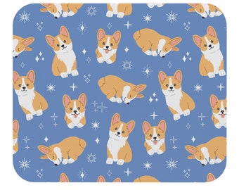 Puede incluir: Un fondo azul con un patrón repetido de estrellas blancas y perros corgi naranja y blancos en varias poses. Algunos corgis están durmiendo, otros están sentados y otros están de pie.
