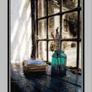 Könnte beinhalten: Eine blaue Glasflasche mit getrockneten Blumen steht auf einem Holztisch vor einem Fenster, durch das Sonnenlicht scheint. Links neben der Flasche liegt ein Stapel Bücher auf dem Tisch.