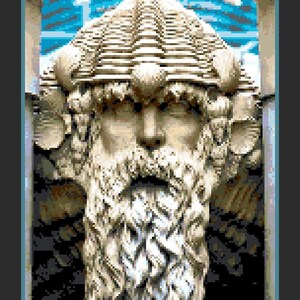 Könnte beinhalten: Nahaufnahme einer Steinskulptur eines Gesichts mit Bart und einer Krone aus Muscheln. Die Skulptur ist verwittert und hat eine hellbraune Farbe.