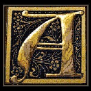 Könnte beinhalten: Ein goldfarbener Buchstabe A mit einem schwarzen und goldenen verzierten Design. Der Buchstabe ist vor einem goldenen Hintergrund platziert.