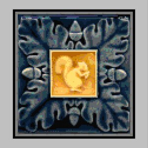 Könnte beinhalten: Eine blaue und goldene Keramikfliese mit einem detaillierten Design eines Eichhörnchens in einem Rahmen aus Blättern und Eicheln.