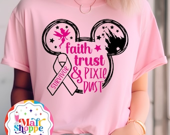 Puede incluir: Camiseta rosa con una silueta de Mickey Mouse en blanco y negro. La silueta incluye una cinta rosa con la palabra "survivor" escrita en ella, un hada con alas y un castillo. El texto "faith trust & pixie dust" está escrito en letras rosas.