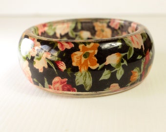 Floral Lucite Cuff bangle. Pink and Yellow Roses on a black background. Country Chic 1980s vintage plastic jewellery