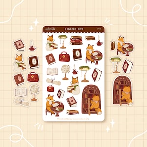 Könnte beinhalten: Ein Stickerbogen mit Bibliotheksthema. Die Aufkleber zeigen Illustrationen von Füchsen, die Bücher lesen, Globen, Lampen und Bücherstapel. Der Text "LIBRARY DAY" befindet sich oben auf dem Bogen. Die Farbpalette umfasst Braun, Orange und Creme.