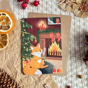 Carte de vœux de Noël A6 avec enveloppe - Renard sirotant du thé près du feu de cheminée