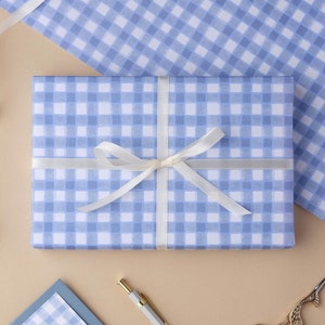 Geschenkpapierbogen blau kariert gemustert