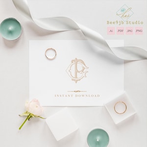 Puede incluir: Una tarjeta rectangular blanca con un monograma dorado de las letras C y P, con el texto INSTANT DOWNLOAD debajo. La tarjeta está rodeada por una cinta gris claro, dos anillos dorados, una rosa rosa pálido y dos velas de té de color verde azulado.