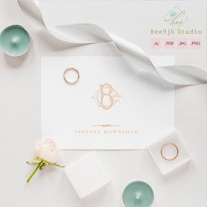 Könnte beinhalten: Ein stilvolles Hochzeitskarten-Design mit zwei goldenen Ringen, einer weißen Karte mit Monogramm und dem Text "INSTANT DOWNLOAD". Das Bild enthält auch ein weißes Band, eine kleine Blume und zwei türkisfarbene Kerzen.