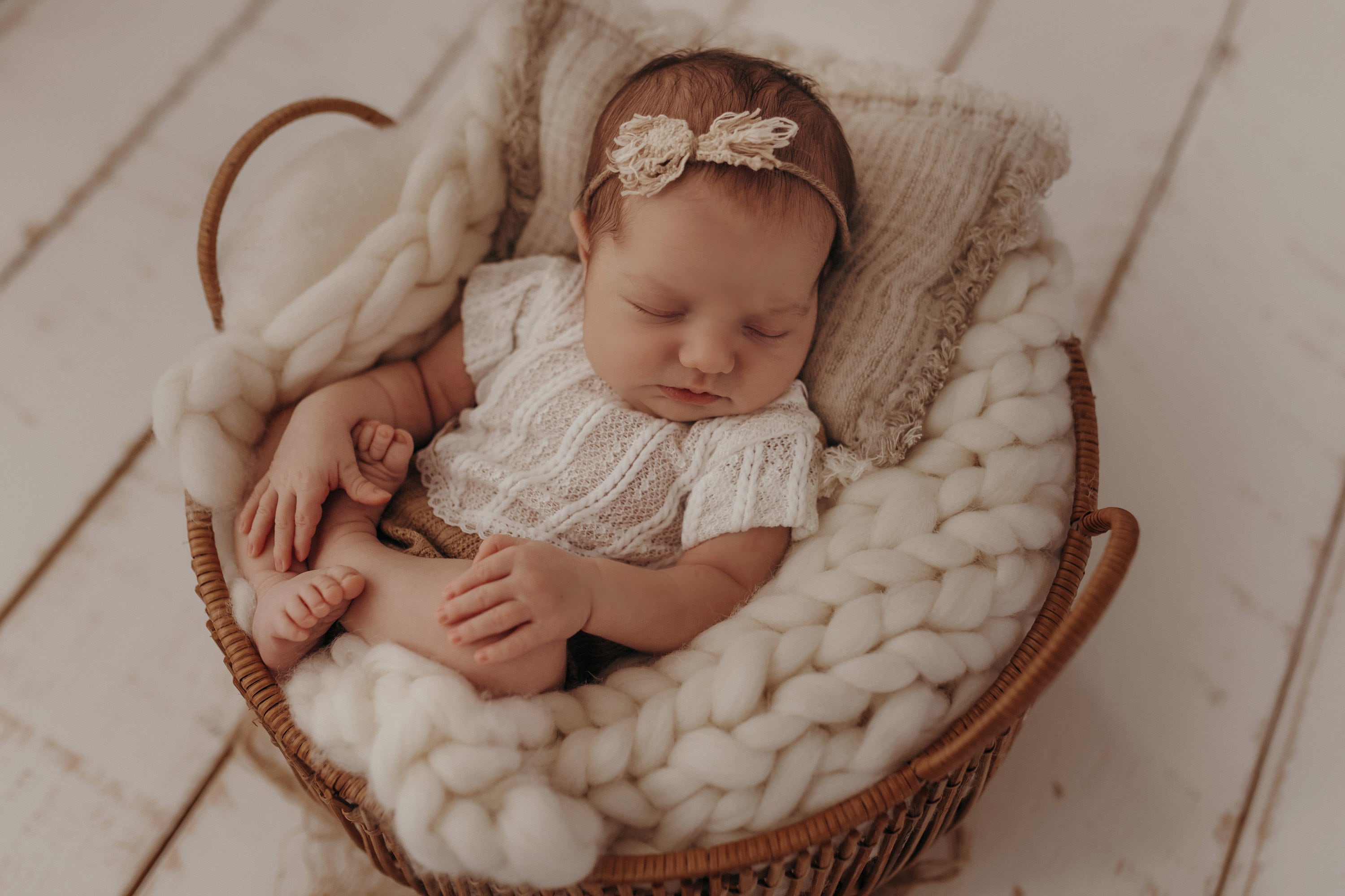 Bebé Recién Nacido Con Presente Caja De Regalo, Durmiendo Niño En Rosa Ropa  Para Niños Fotos, retratos, imágenes y fotografía de archivo libres de  derecho. Image 85705443