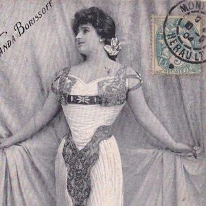 Vintage francuska romantyczna pocztówka kobiety. Pocztówka z romantyczną kobietą.