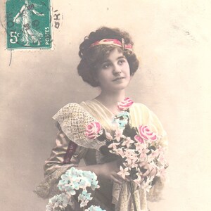 Vintage romantyczna francuska pocztówka. Romantyczna kobieta.
