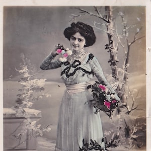 Vintage francuska romantyczna pocztówka kobiety. Pocztówka z romantyczną kobietą.
