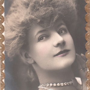 Cartolina vintage dell'attrice francese. romantica cartolina vittoriana.