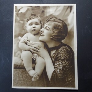 Originale antike französische Vergrößerung eines Postkartendrucks aus den 1900er Jahren. Nummeriert. Mutter und Baby.