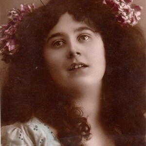 Vintage romantyczna francuska pocztówka. Romantyczna kobieta.