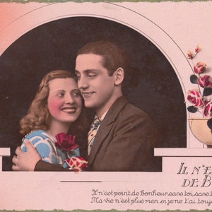Postal vintage del tema del día de San Valentín. Los amantes de la romántica postal.