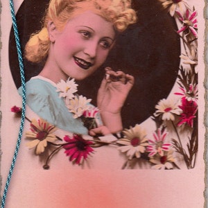 Vintage romantyczna pustą kartę. Pocztówka z romantyczną kobietą