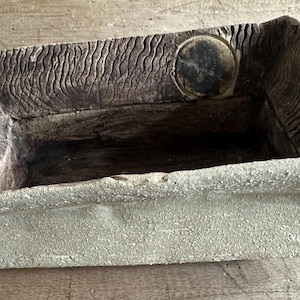 Vaso rettangolare in ceramica, con finitura rustica e texture, realizzato in studio.