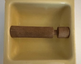 Vintage Ceramic recessed toilet roll holder in primrose.