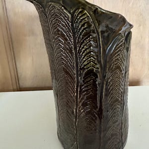 23 cm grön signerad studiokeramik fjäderdesign keramisk vas DH tillverkares märke