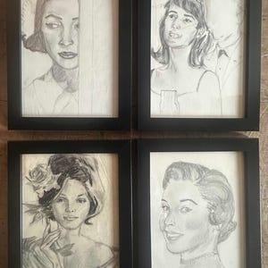 4 gerahmte Graphitzeichnungen junger Frauen